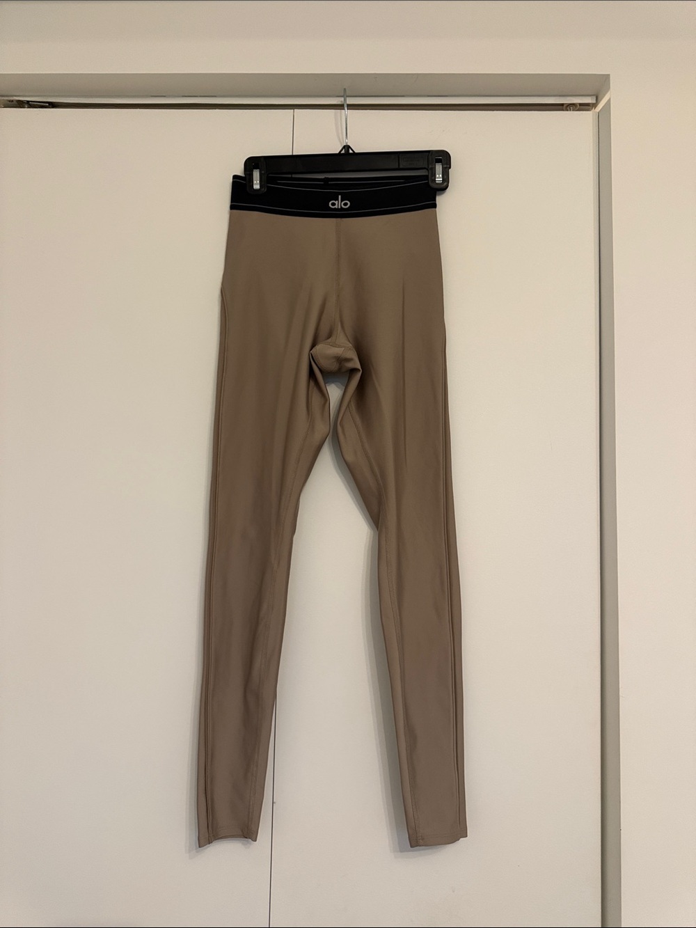 ALO Yoga Leggings with Black Waistband - colour Gravel - Picture 2 of 4